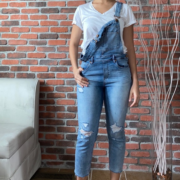 Blank NYC Denim - Light wash BLANKNYC slim girlfriend denim overall!